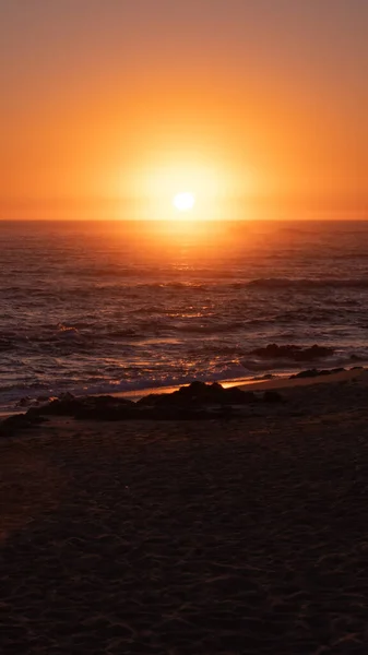 Jasne Pomarańczowe Słońce Horyzoncie Nad Oceanem Letnie Popołudnie Plaży Portugalii — Zdjęcie stockowe