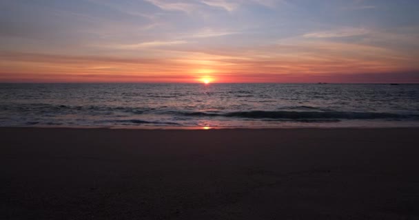 日没時にビーチで撮影された 低い角度 遠くの地平線に太陽と — ストック動画
