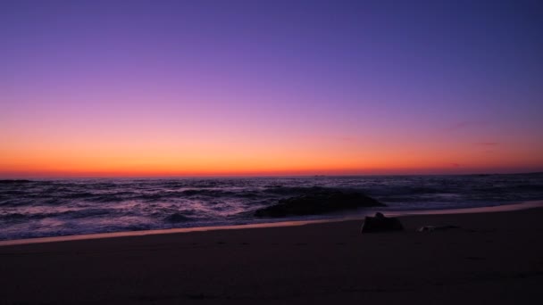 황혼무렵에는 오렌지색 하늘이 후에는 해변에서 어슴푸레 변한다 — 비디오