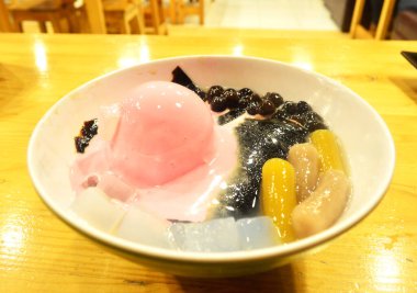 Beyaz bir kasenin üzerine her çeşit serpiştirilmiş dondurma.