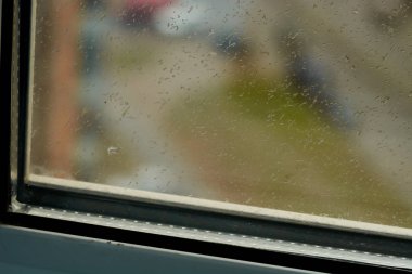 Cam Windows şehrin üzerinde yağmur damlaları