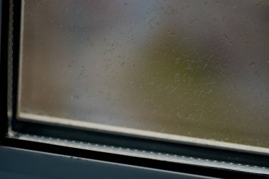 Cam Windows şehrin üzerinde yağmur damlaları