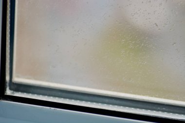 Cam Windows şehrin üzerinde yağmur damlaları