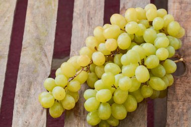 üzüm olgun yaz aylarında hafif bir arka plan üzerinde sulu