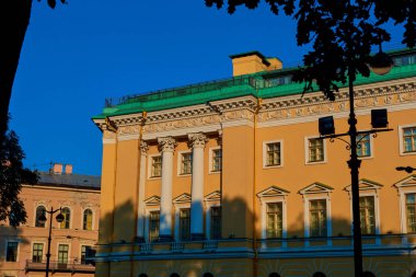 tarihi bir ev nehir manzarası