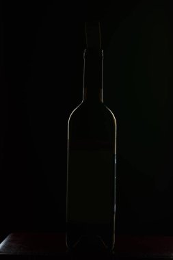 şarap cam siyah arka plan sayaç ışık üzüm tatma