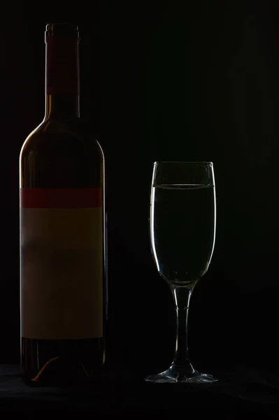 Ποτήρι Κρασιού Μαύρο Φόντο Μετρητή Φως Σταφύλια Γεύση — Φωτογραφία Αρχείου