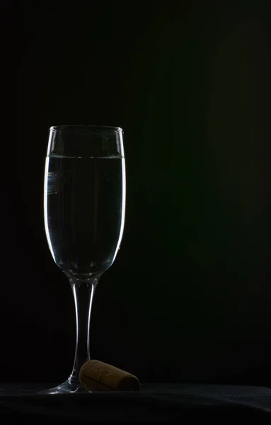 Ποτήρι Κρασιού Μαύρο Φόντο Μετρητή Φως Σταφύλια — Φωτογραφία Αρχείου