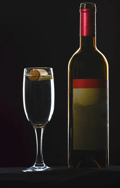 ワイングラスブラックの背景 — ストック写真