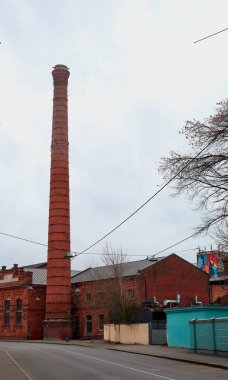 bulutlu bir günde gökyüzüne karşı eski binasında tuğla kule