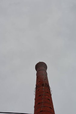 bulutlu bir günde gökyüzüne karşı eski binasında tuğla kule