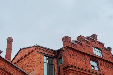 bulutlu bir günde gökyüzüne karşı eski binasında tuğla kule