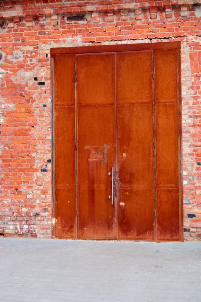 Σιδερένια πόρτα από το ίδρυμα να εισέλθουν — Φωτογραφία Αρχείου