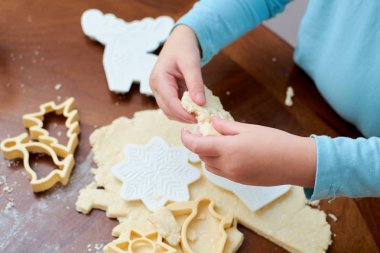Çocuk masaya un gelen tanımlama bilgilerini sağlar ve hamur rulo