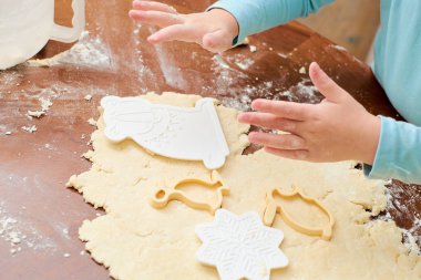 Çocuk un gelen tanımlama bilgileri masaya sağlar.