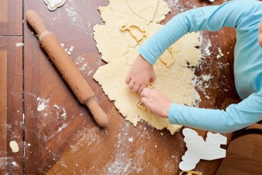 Çocuk un gelen tanımlama bilgileri masaya sağlar.