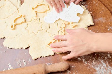 Çocuk un gelen tanımlama bilgileri masaya sağlar.