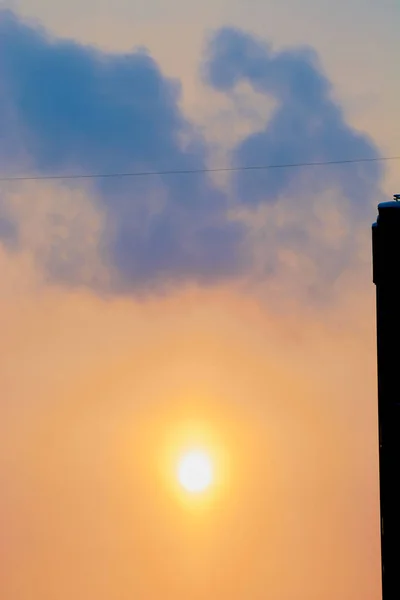 Amanecer en la ciudad en el invierno entre edificios de gran altura — Foto de Stock