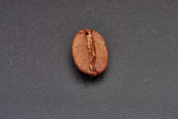 Coffee beans on black background consistent with — Stock Photo, Image