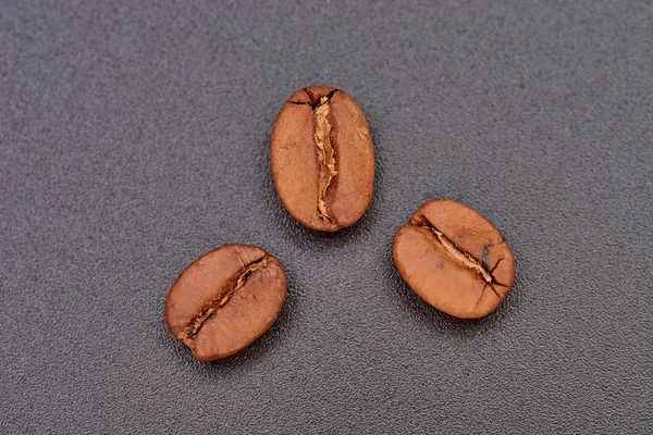 Coffee beans on black background consistent with — Stock Photo, Image