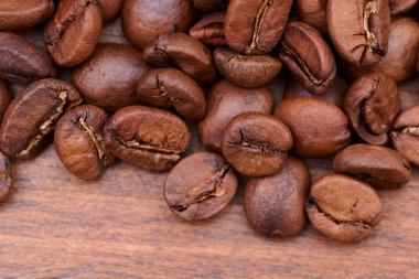 kahve çekirdekleri ahşap arka plan üzerinde dağınık