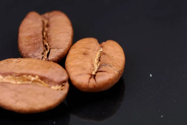 Coffee beans on black background consistent with — Stock Photo, Image