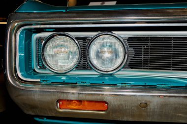 Eski bir arabanın farları.