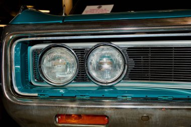 Eski bir arabanın farları.