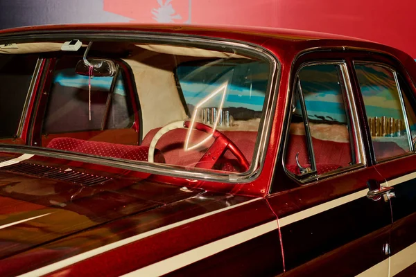За рулем старого винтажного автомобиля — стоковое фото