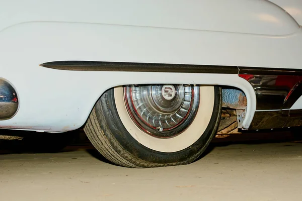 La roue d'une vieille voiture d'époque — Photo