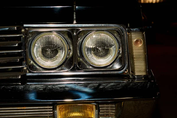 Egy régi veterán autó fényszórói — Stock Fotó