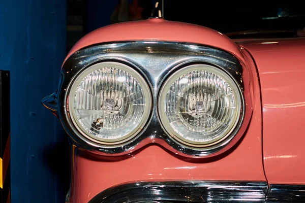 Los faros de un viejo coche de época Imagen De Stock