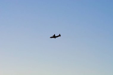 Uçak gökyüzünde yüksek uçar ve güneş