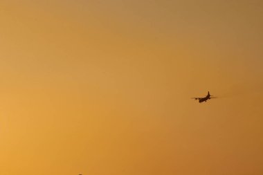 Uçak gökyüzünde yüksek uçar ve güneş