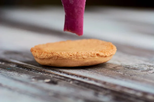 Kochen hausgemachter Macarons zu Hause — Stockfoto