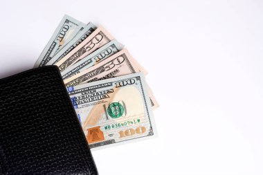 Nakit para, dolar geçmişi. Bir sürü yüz dolarlık banknot var. Beyaz arka planda dolar cinsinden cüzdan