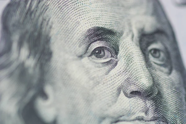 Benjamin Franklin'in 100 dolarlık banknota bakışı. Benjamin Franklin portre makro