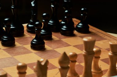 Fikirler, rekabet ve strateji için satranç tahtası oyunu