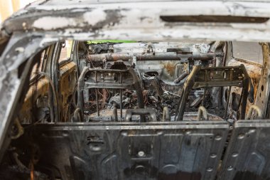 Sokakta yanmış araba Close-Up.