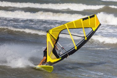 Dalgalar deniz ve Rüzgar Sörfü rüzgarlı gün yaz.