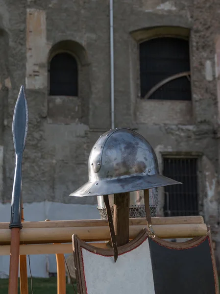 Casco Ferro Medievale Arma Palo Outdoor Italia — Foto Stock