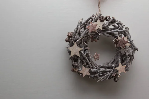 Dairesel Dalları Dokuma Noel Dekorasyonu Ahşap Star Küçük Çam Kozalakları — Stok fotoğraf