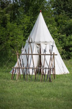 Reggio Emilia, Italya-Mayıs 2017: halberds, Ortaçağ Pole Spears, silah ve beyaz çadır arka planda.