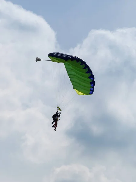 Paracadutisti Istruttore Principiante Con Paracadute Verde Che Prepara All Atterraggio — Foto Stock