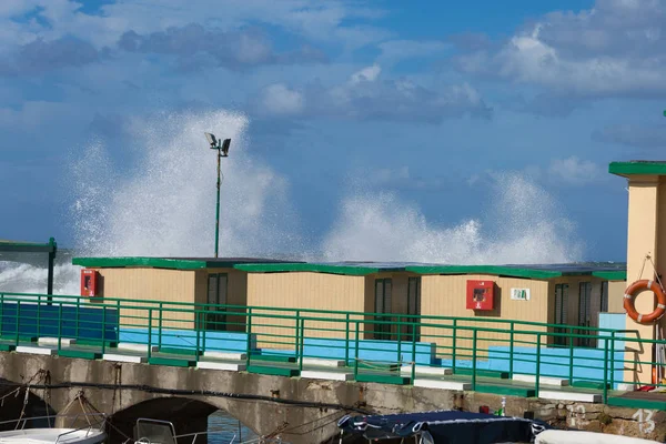 Sea Waves Breaking Wooden Beach Huts Windy Day Stormy Weather — Stock Photo, Image