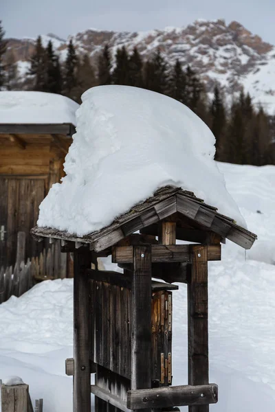 Tetto Legno Montagna Struttura Ricoperta Neve Fresca — Foto Stock