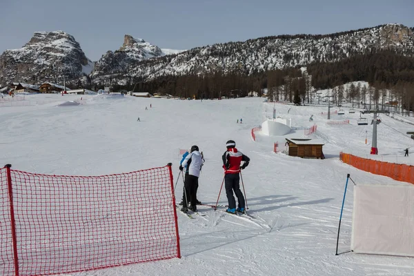 Två Skidåkare Med Hjälmar Redo För Skidåkning — Stockfoto