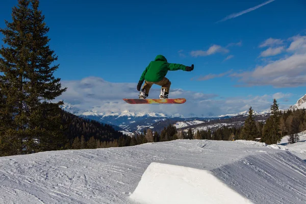 Snowboardista Akci Skákání Mountain Snowpark — Stock fotografie