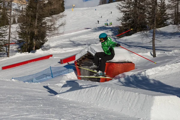 Esquiador Ação Salto Esqui Parque Neve Montanha — Fotografia de Stock