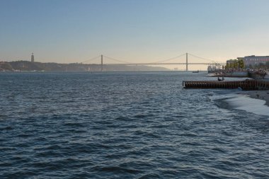 25 Nisan Bridge'de Lizbon ve birkaç üzerinde Wodden İskelesi.